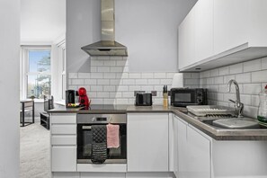 Frigorifero, microonde, forno, pentole/stoviglie/utensili