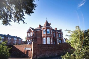 Exterior - BridgeCity The Sleek Modern Condo - Maidstone Gem (Maidstone)