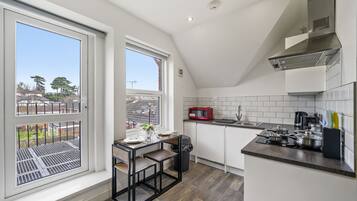 Køleskab, mikrobølgeovn, ovn, kaffe-/temaskine