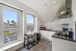 Kühlschrank, Mikrowelle, Ofen, Wasserkocher mit Kaffee-/Teezubehör