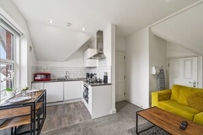 Kühlschrank, Mikrowelle, Ofen, Wasserkocher mit Kaffee-/Teezubehör