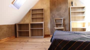 2 bedrooms, desk, iron/ironing board, travel crib