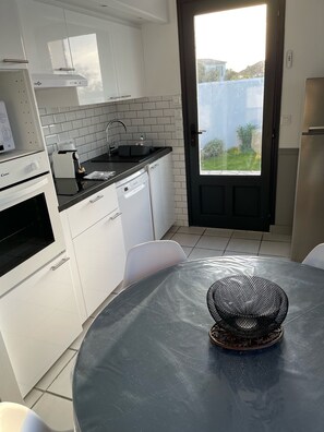 Private kitchen - House Sea View And Quiet (La Flotte)