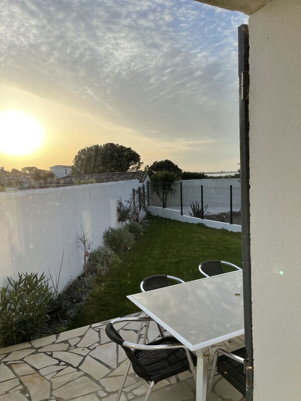 تناول الطعام بالخارج