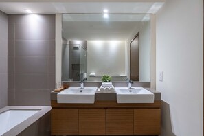 Chuveiro/banheira combinados, secador de cabelo, toalhas de banho 