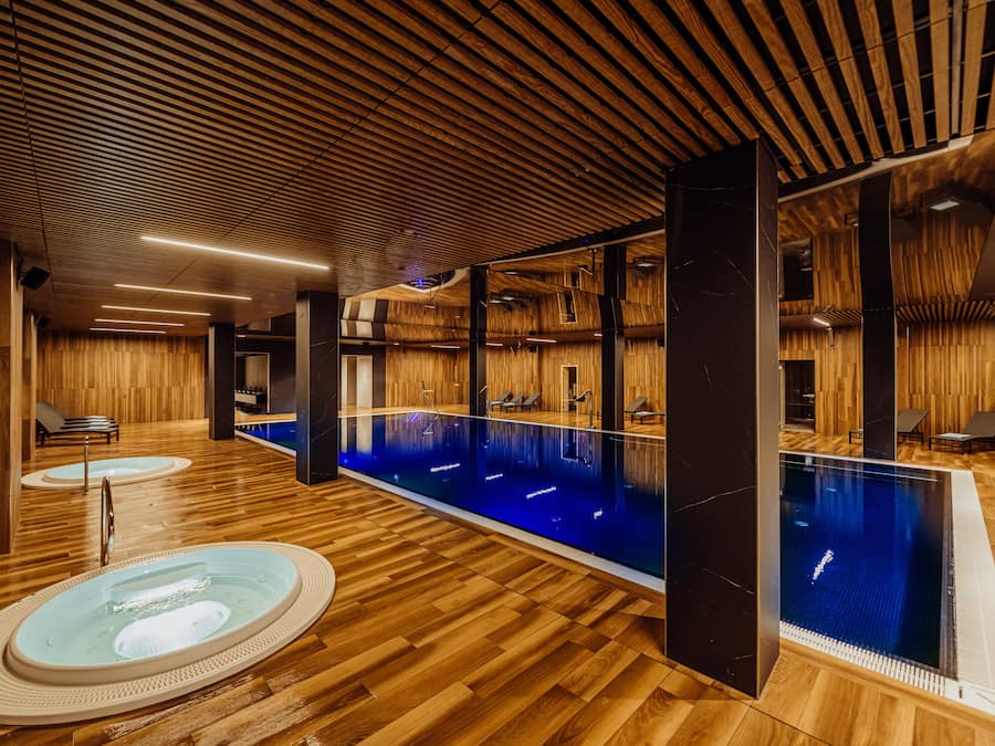 Innendørsbasseng,sesongbasert utendørsbasseng, solsenger og badevakt