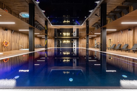 Una piscina techada, una piscina al aire libre de temporada