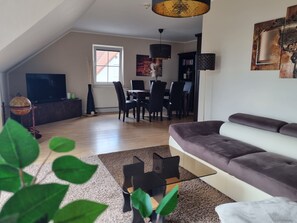 Smart-TV, Kamin, DVD-Player, Bücher