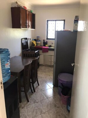 Kühlschrank, Mikrowelle, Herdplatte, Mixer