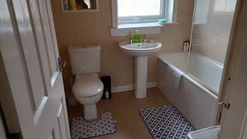 Apartment, Multiple Beds | Bathroom | Combined shower/bathtub, deep-soaking bathtub, hair dryer, towels