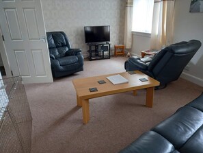 Apartment, Multiple Beds | Living room | 30-inch TV with cable channels