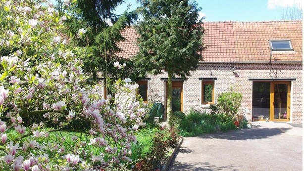 A brick building with a tiled roof, a wooden door, and a small window. - 2 gîtes groupable from 4 to 15 pers for 2- 4 -6 to 32 pers 15km from ARRAS (Arras)