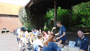 A group of people seated at tables outdoors, engaged in a meal or event. - 2 gîtes groupable from 4 to 15 pers for 2- 4 -6 to 32 pers 15km from ARRAS (Arras)