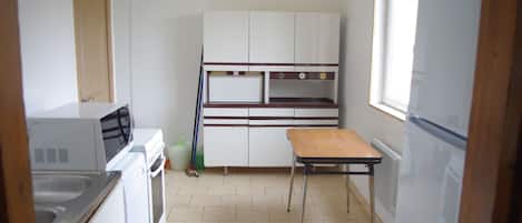 雪櫃、微波爐、焗爐、爐具