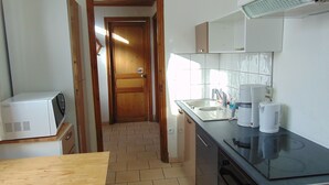 A compact kitchen with a microwave, sink, coffee maker, and stove. - 2 gîtes groupable from 4 to 15 pers for 2- 4 -6 to 32 pers 15km from ARRAS (Arras)