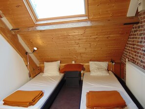 Fer et planche à repasser, lit parapluie, Wi-Fi gratuit, draps fournis