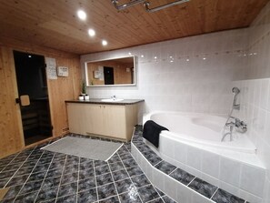 Bathtub, towels, soap, toilet paper - Vacation home Chiara in Ilfeld, idyllic directly in the countryside!!! (Harztor)