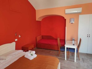 1 Schlafzimmer, Schreibtisch, Bügeleisen/Bügelbrett, Reisekinderbett