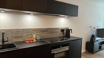 KĂŒhlschrank, Mikrowelle, Ofen, Herdplatte