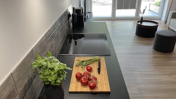 KĂŒhlschrank, Mikrowelle, Ofen, Herdplatte