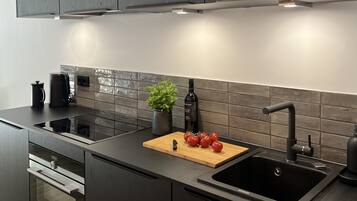 KĂŒhlschrank, Mikrowelle, Ofen, Herdplatte