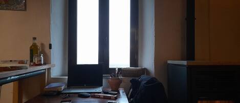 Leilighet, 1 queensize-seng | Oppholdsrom | Peis