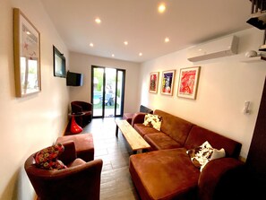 Een smart-tv en boeken