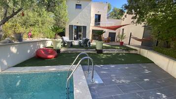 حمّام سباحة خارجي، حمّام سباحة مُدفَّأ