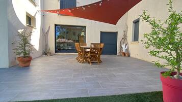 تناول الطعام بالخارج