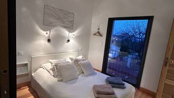 3 habitaciones, tabla de planchar con plancha y cuna de viaje