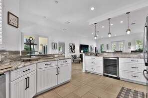 Kylskåp, mikrovågsugn, ugn och spishäll