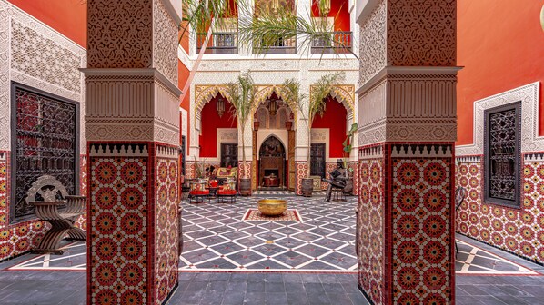 المنشأة من الداخل