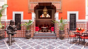 تناول الطعام بالخارج