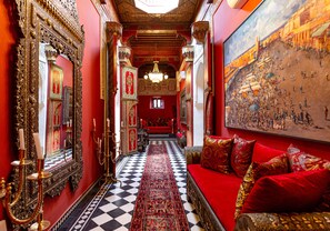 المنشأة من الداخل