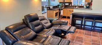 Three bedroom  home on the hill  with Hot Tub, Fire Table, BBQ  and Golf Cart
