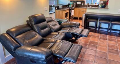 Three bedroom home on the hill with Hot Tub, Fire Table, BBQ and Golf Cart