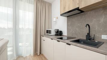 Fridge, stovetop, dishwasher, coffee/tea maker