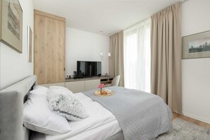 Desk, iron/ironing board, WiFi, bed sheets