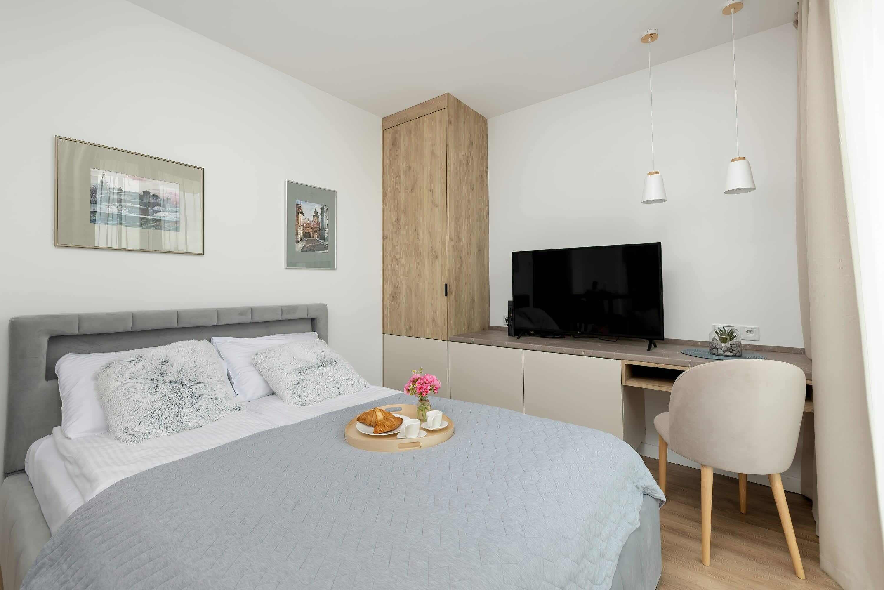 Desk, iron/ironing board, WiFi, bed sheets