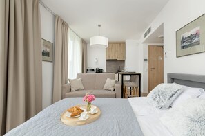 Desk, iron/ironing board, WiFi, bed sheets