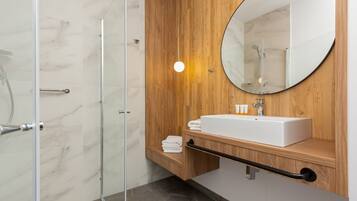 Suihku, hiustenkuivaaja, pyyhkeet