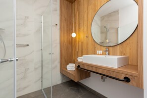Dusche, Haartrockner, Handtücher, Shampoo