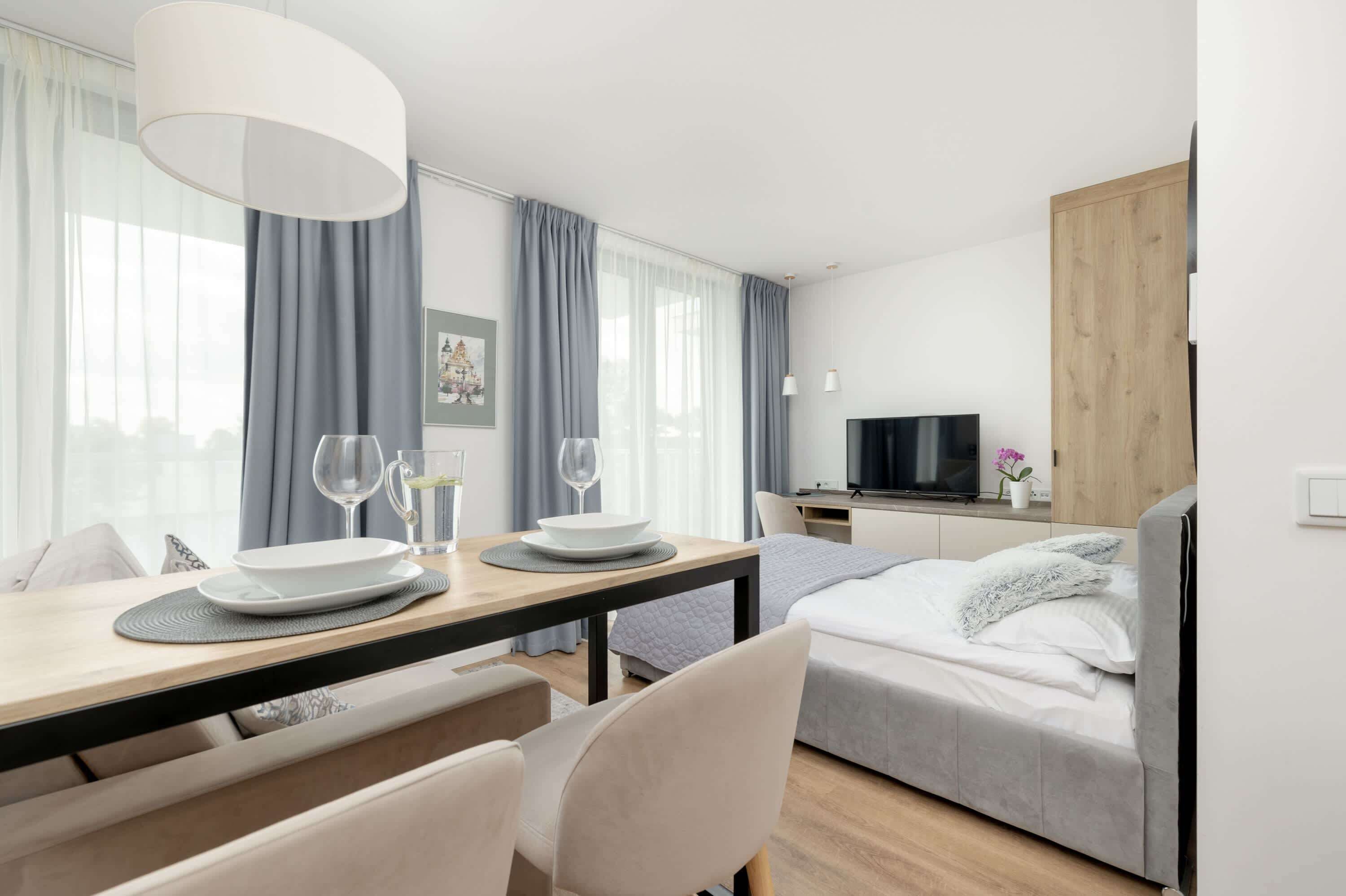 Työpöytä, silitysrauta/-lauta, Wi-Fi, vuodevaatteet