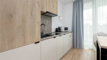 Fridge, stovetop, dishwasher, coffee/tea maker