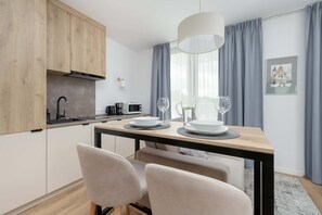 Kjøleskap, kokeplater, oppvaskmaskin og kaffetrakter/tekoker