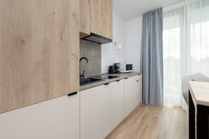 Fridge, stovetop, dishwasher, coffee/tea maker