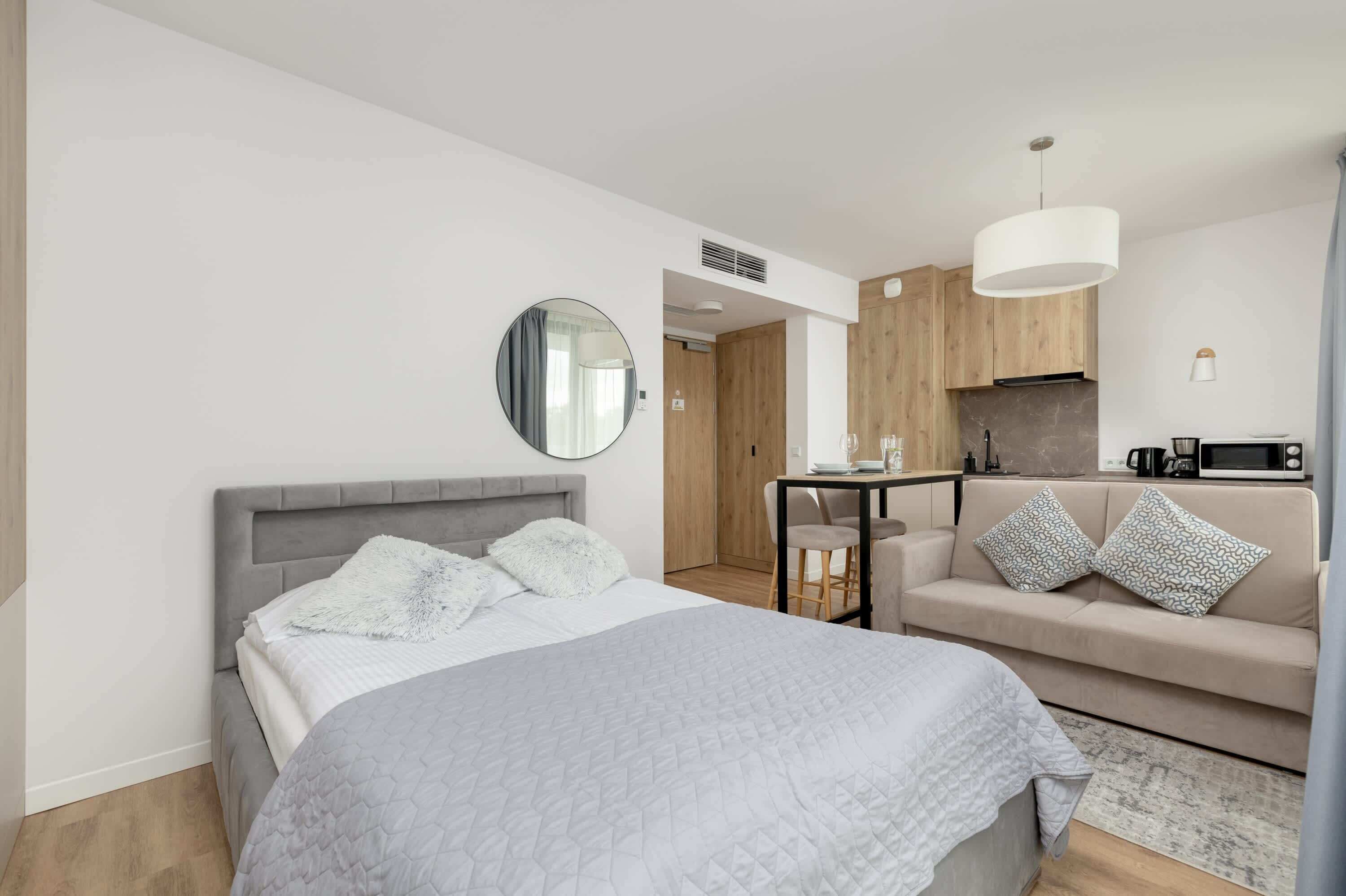 Desk, iron/ironing board, WiFi, bed sheets