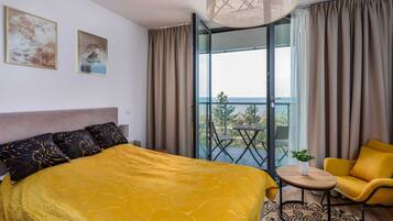 Iron/ironing board, travel crib, WiFi, bed sheets