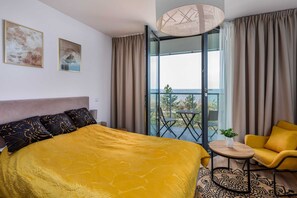 Iron/ironing board, travel crib, WiFi, bed sheets