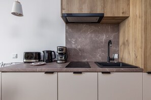 Jääkaappi, mikroaaltouuni, liesi, astianpesukone